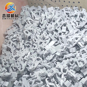 白色电木制品去毛边效果